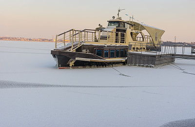 游艇在第聂伯河上结冰了