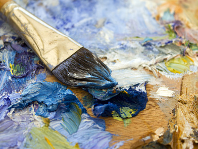 色彩丰富的艺术家油画调色板和画笔近距离