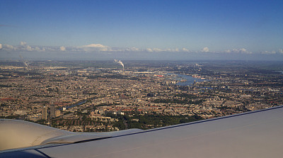 从喷气式飞机舷窗俯瞰欧洲城市阿姆斯特丹