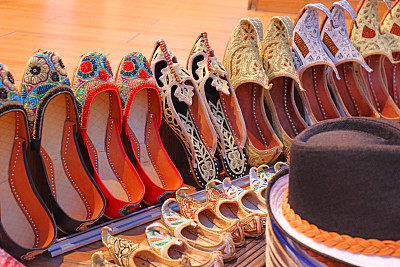 迪拜露天市场出售传统阿拉伯鞋帽