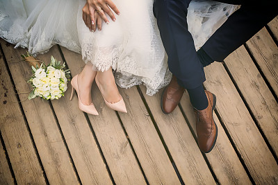 新娘和新郎的脚，婚礼鞋(软焦点)。