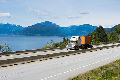 运输卡车沿着99号公路行驶，BC，加拿大