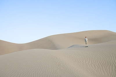 商人站在户外的沙漠沙丘