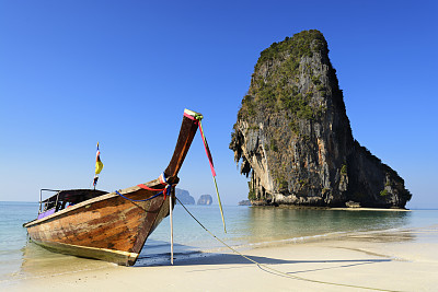 长尾船搁浅在沙地上