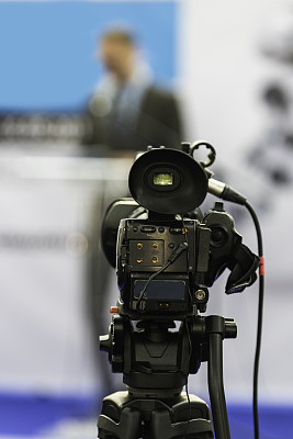 记者招待会上的摄像机