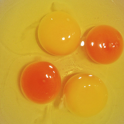 把蛋黄和蛋白放在碗里