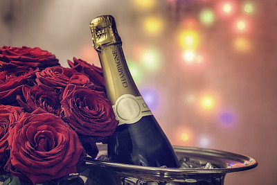 一束红玫瑰和一瓶香槟