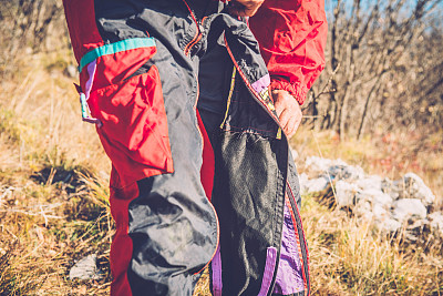 年长白种人滑翔伞穿上防护服，阿尔卑斯山，欧洲