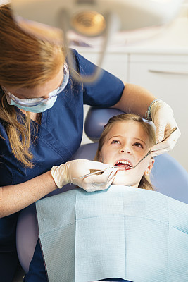 Ntists与一个病人期间的牙科干预女孩。
