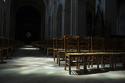 法国凡尔登大教堂的空椅子