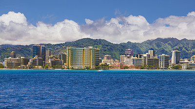 火奴鲁鲁瓦胡岛，夏威夷，怀基基海滩地区，天际线与山。