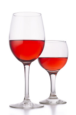两杯玫瑰葡萄酒