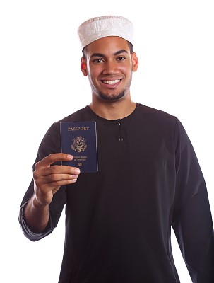 持美国护照的美国穆斯林微笑