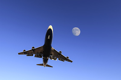 一架波音747客机在月出降落。
