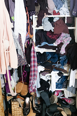 凌乱的衣柜里满是衣服和鞋子