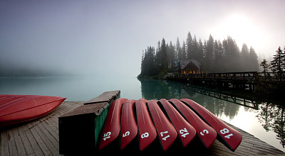 山湖的红独木舟