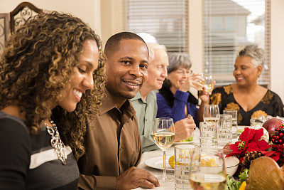人际关系:家人和朋友聚在一起吃晚餐。