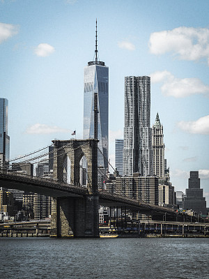 布鲁克林大桥和世贸中心一号大楼