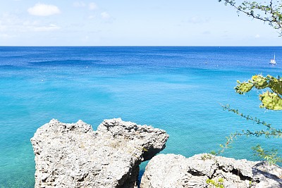 从悬崖俯瞰加勒比海