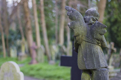 天使雕像俯瞰墓地