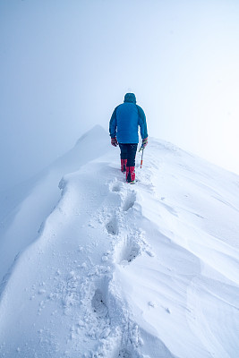 人走雪山入云峰