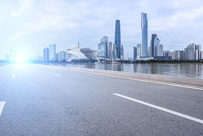 中国广州珠江新城的高速公路和天际线