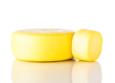黄色车轮喀什卡瓦尔奶酪在白色的背景