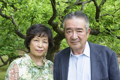 年长日本夫妇户外肖像