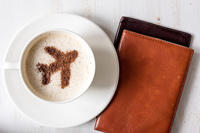 旅行的概念。用肉桂做咖啡装饰的飞机。