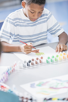 男孩在美术课上画画
