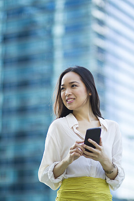 年轻的亚洲女人用手机