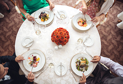 商务礼仪用餐图片