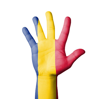 举起手，画上罗马尼亚国旗