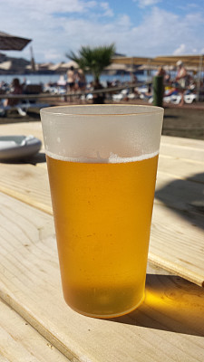 海滩上的啤酒