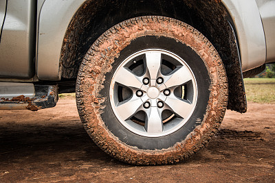 轮胎上都是泥和泥土