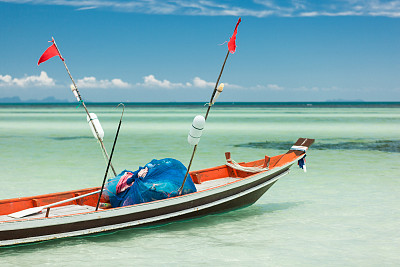 一艘泰国渔船在岸边