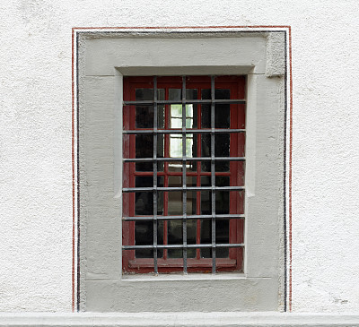 中世纪的房子，窗户有铁格子