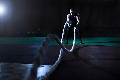 运动员在健身房用绳子做运动