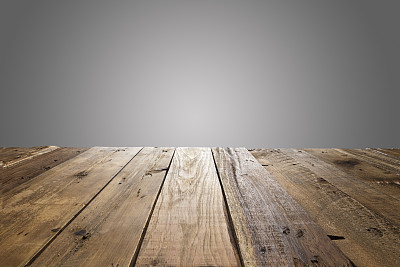 灰色背景的空木桌