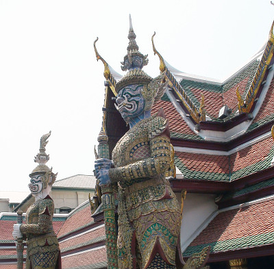 曼谷玉佛寺两座巨大的寺庙守护雕像