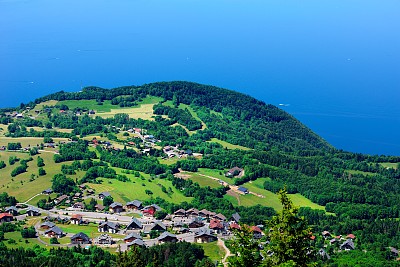 日内瓦湖(法语:lac Léman)旁边的村庄