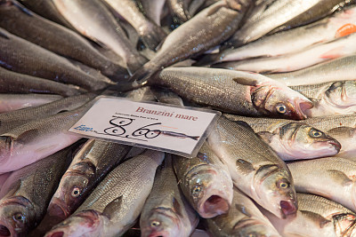 鱼和海鲜市场，海鲈鱼