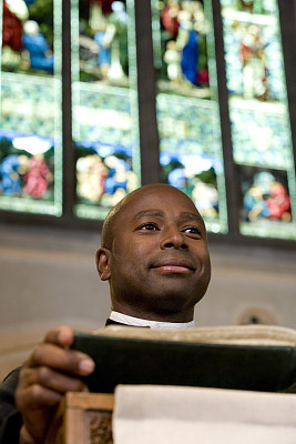 牧师在教堂祭坛上诵读圣经