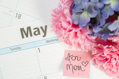 节日:鲜花在五月日历。母亲节快乐!