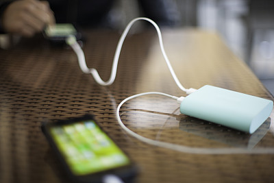 便携式外接电池为两台使用中的智能手机充电