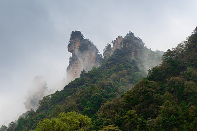 雨中的奇峰