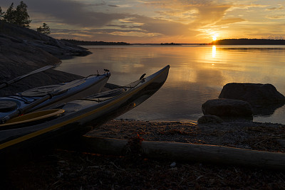 夕阳下，岸边的两只皮划艇