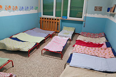 为幼儿学校儿童提供的床位宿舍