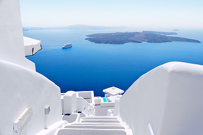 白色楼梯和地中海海景圣托里尼，希腊