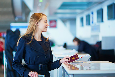 国际机场的年轻女性旅客